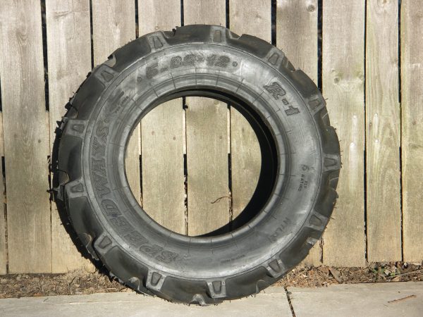 5-12 V Lug 6 Ply Tire